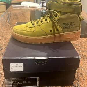 Nike AF 1 Mid 

Color Dessert Moss
6.5 Youth/Boys